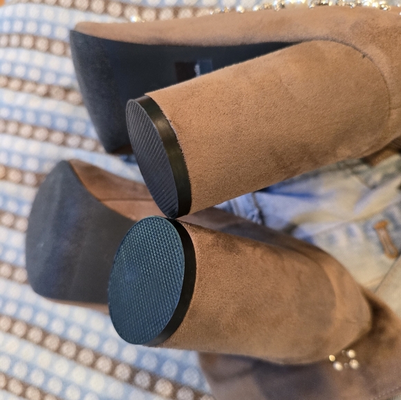 Olivia Miller Ankle zip Pearl and Rhinestone Booties, Size 8.5US - Picture 6 of 7